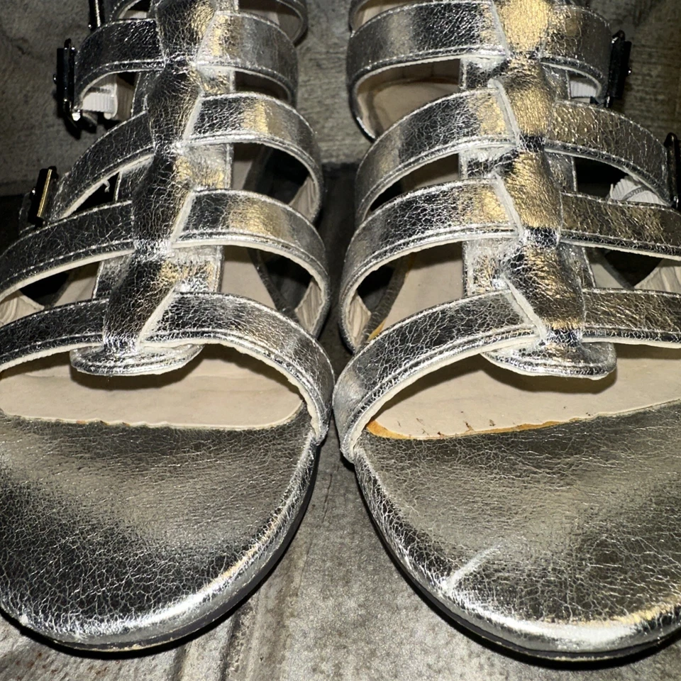 Sandalia Michael Antonio para mujer plateada Glenville Met Gladiator talla 7,5 usada Foto 3 de 4