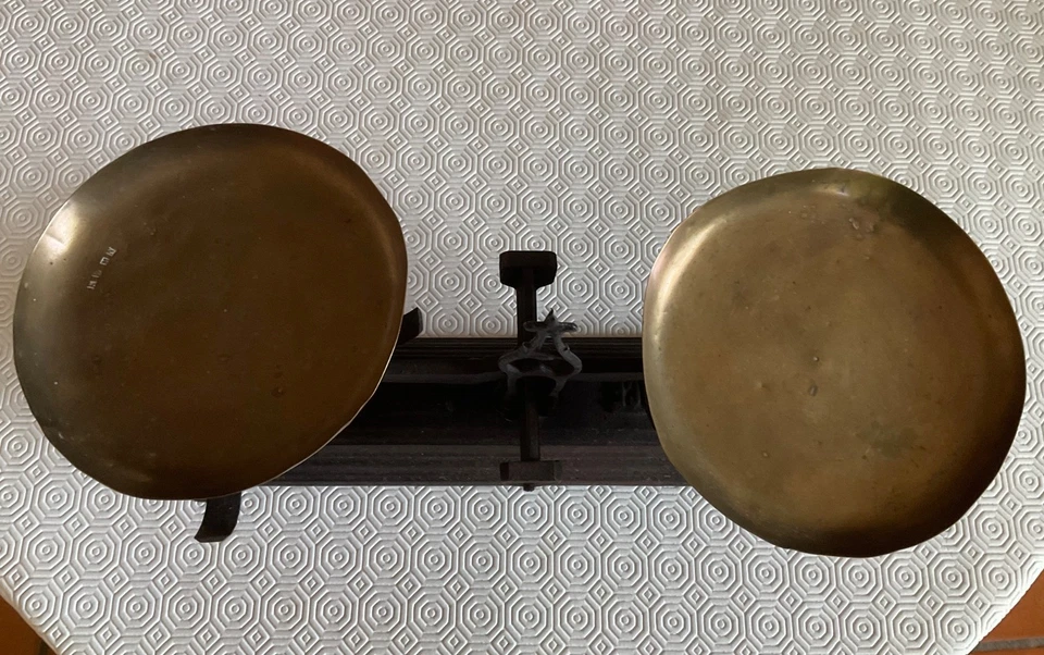Ancienne balance à plateaux 5kgs avec poids - Photo 3/4