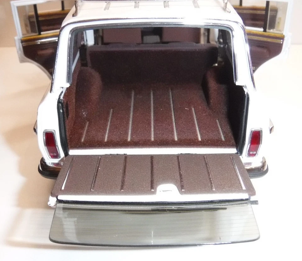 AUTOart / AUTO ART - 1989 JEEP GRAND WAGONEER 4X4 - WHITE - 1/18 DIECAST - Image 3 of 4