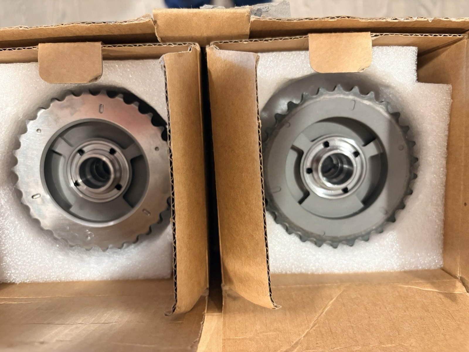 Intake & Exhaust Camshaft Sprocket Audi Q5 A4 5 6 8. Touareg 3.2 06E109083M 84M
