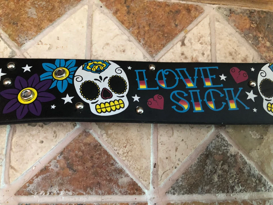 NOVO HOT TOPIC M Cinto Reversível Love Sick - Caveira e Flores / Preto 32"-34" - Imagem 2 de 3