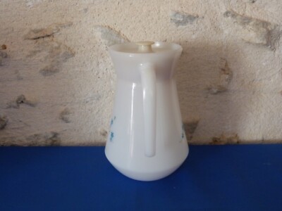 Pichet à eau Arcopal vintage, carafe à fleurs bleu français