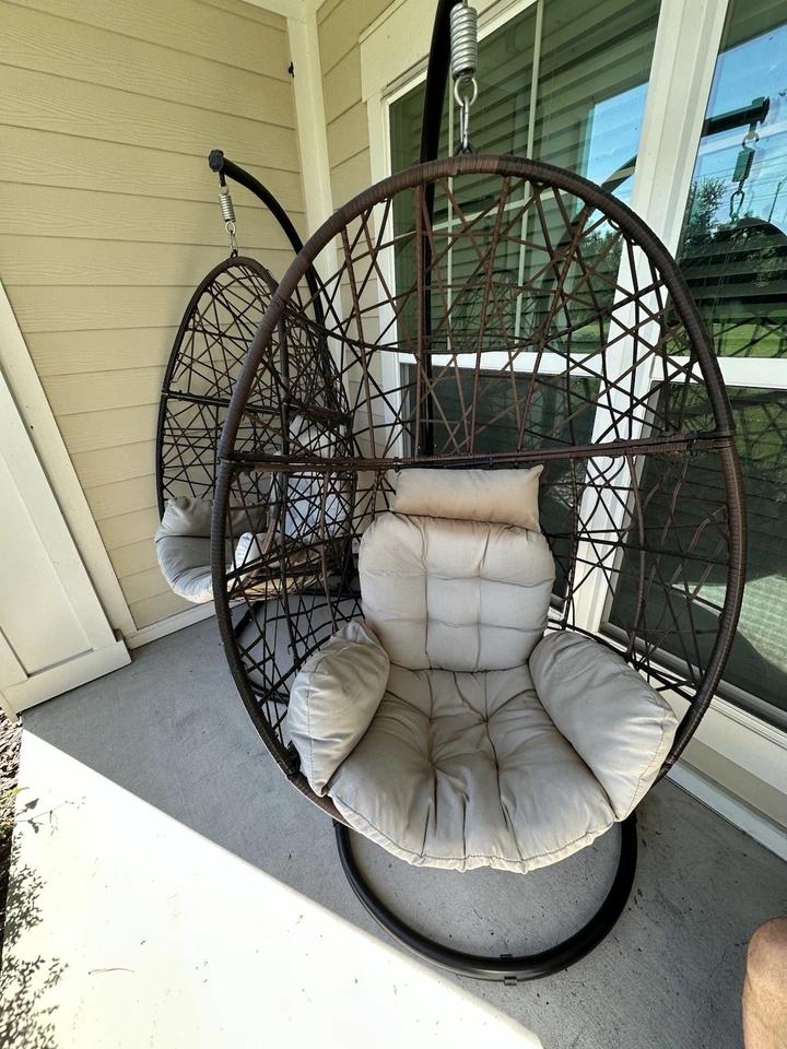 Silla Columpio Huevo Colgante Interior/Exterior con Cojines Bronceados Foto 2 de 4