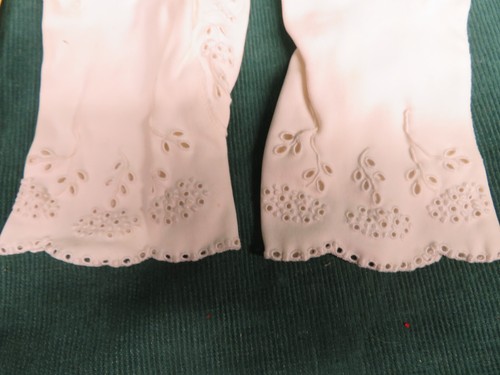 VTG Children’s White gloves, dress up With embroidery and open work- very pre - Picture 3 of 4