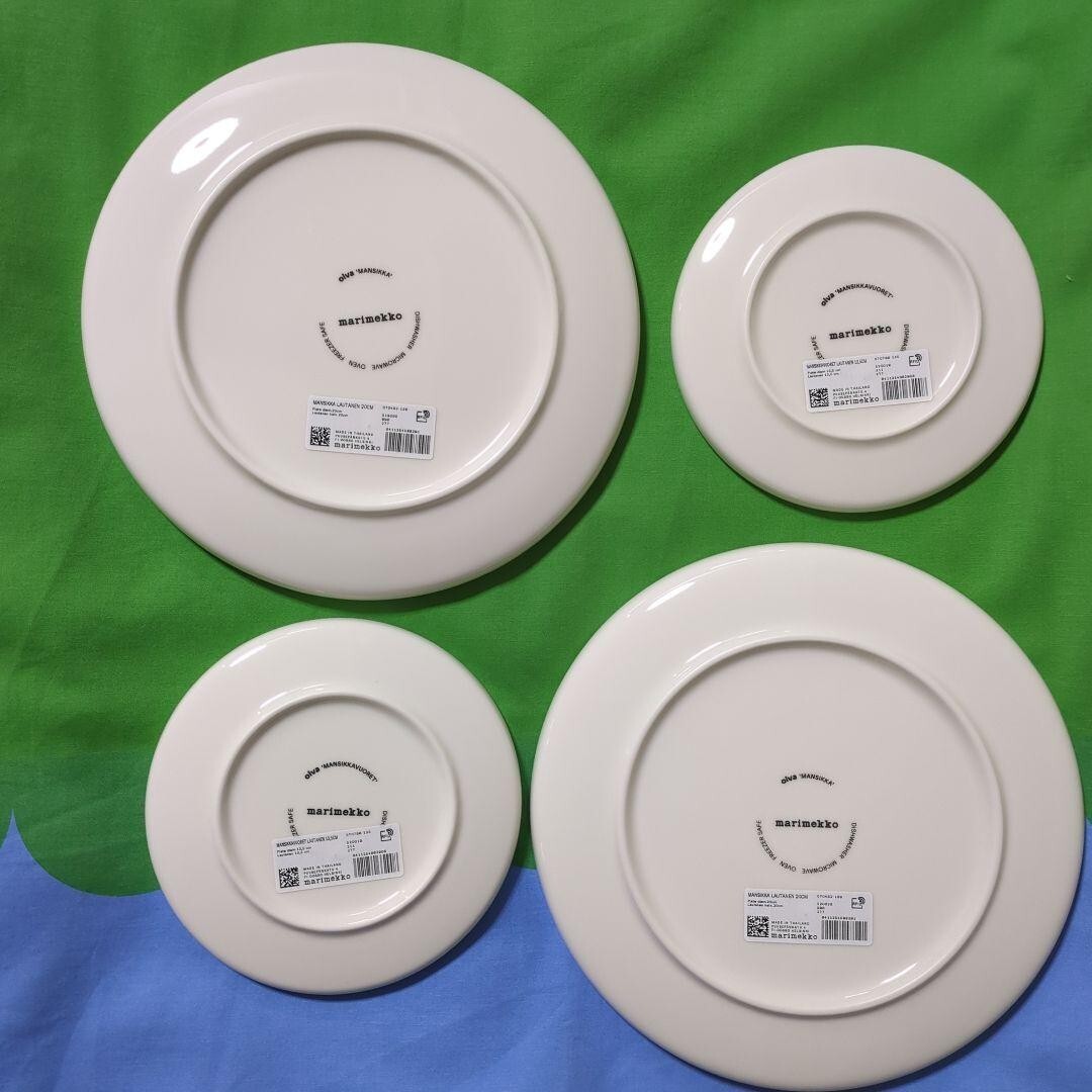 marimekko - 【週末セール】 marimekko Mansikkavuoret 食器セット Marimekko Strawberry 2 Mansikka and 2 Mansikkavuoret Plates