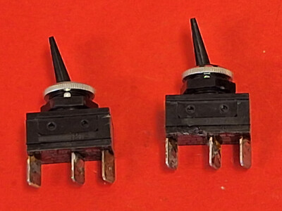 Kippschalter ~ SPDT ~ Center Off ~ mit flachem Kunststoffwagen ~ 250V @ 10A AC x 2