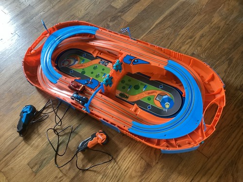 Hotwheels Portable Racetrack w/2 cars,2 controllers & signs