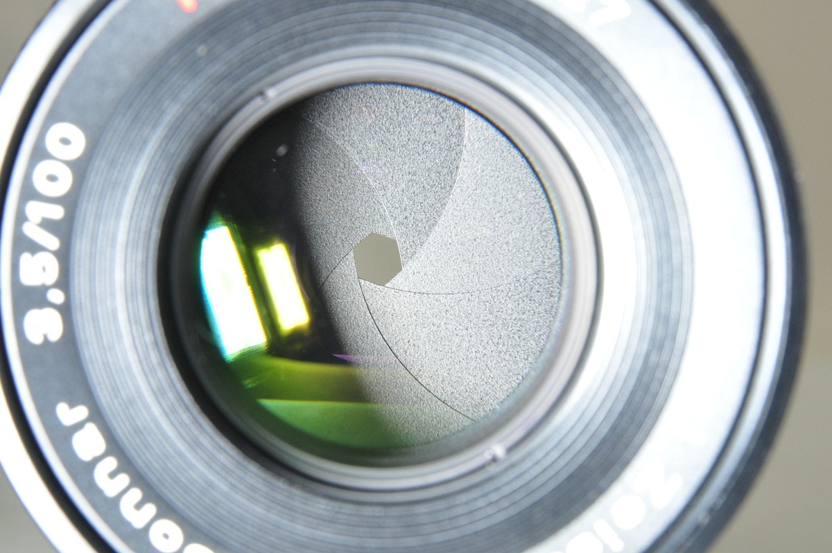 極彩色の中望遠！Carl zeiss Sonnar 100mm F3.5 AEJ Review