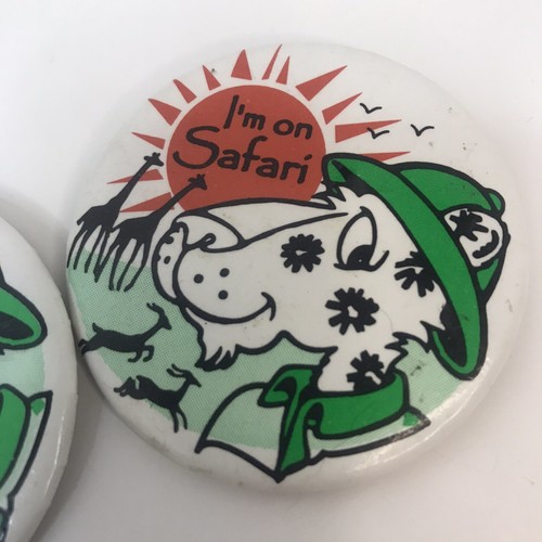 Vintage Demco Inc 1996 Button Pin "I'm on Safari" weiß Löwe grün Hut Giraffen - Bild 5 von 12