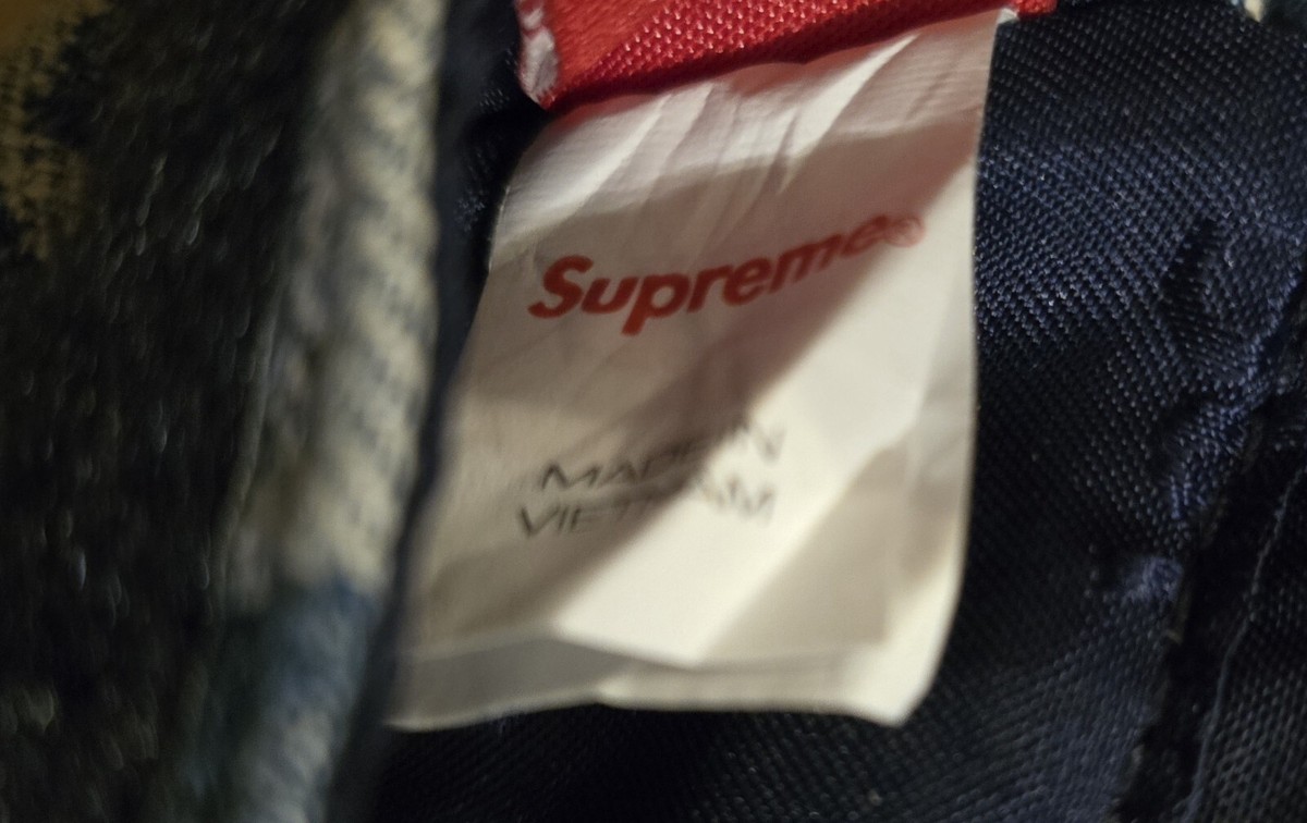 Supreme Fat Tip Jacquard Denim Airpod Case - Blue - SS22 Supreme Fat Tip Jacquard Denim Airpod Case - Blue - SS22