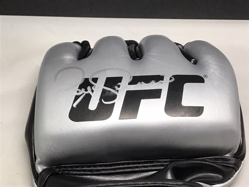 Royce Gracie Signed UFC Glove Autographed Beckett BAS COA 1C - Picture 4 of 6