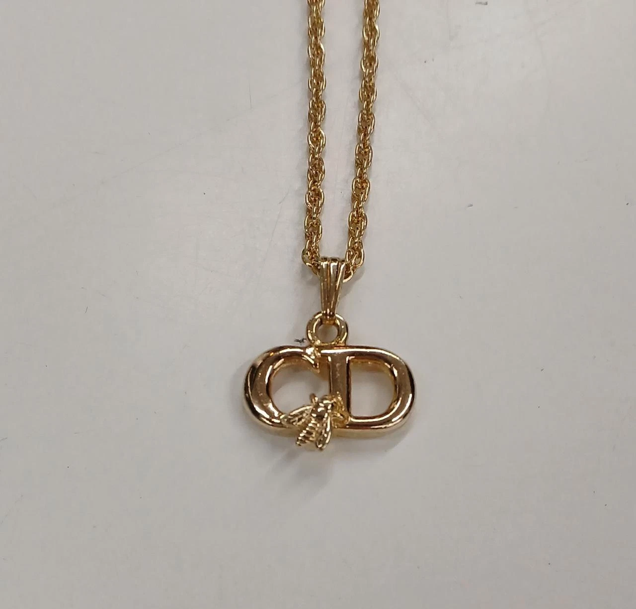 Collier doré CHRISTIAN DIOR, bijoux de luxe, design classique