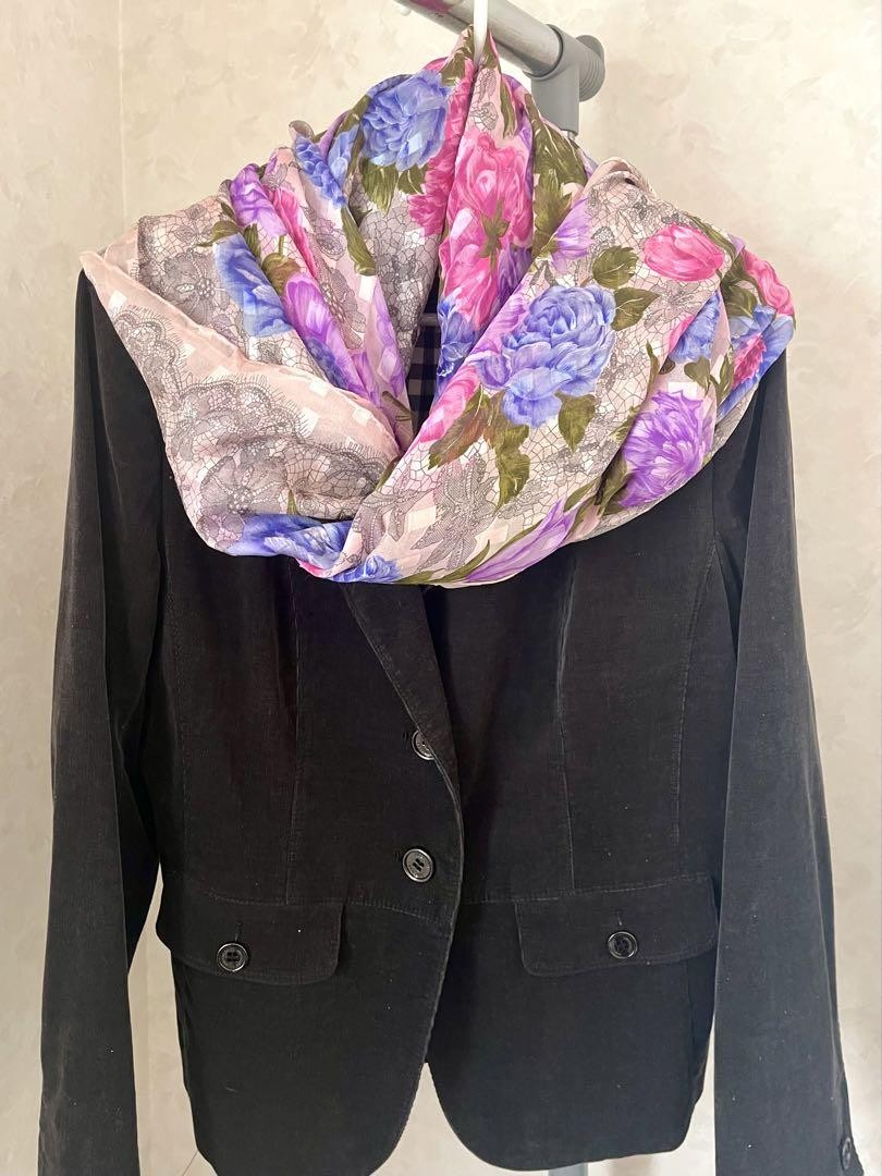 Gucci Oversized Beige Silk Chiffon Scarf with Floral Print