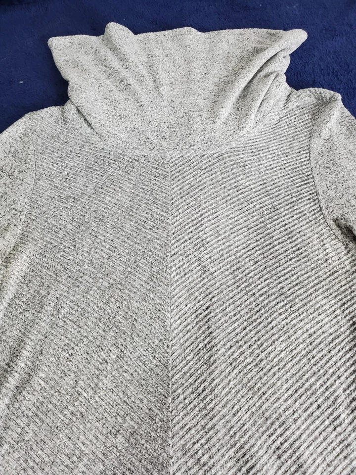 Suéter para mujer IZ Byer gris medio cuello capucha mangas largas dobladillo en V pulóver Foto 2 de 4