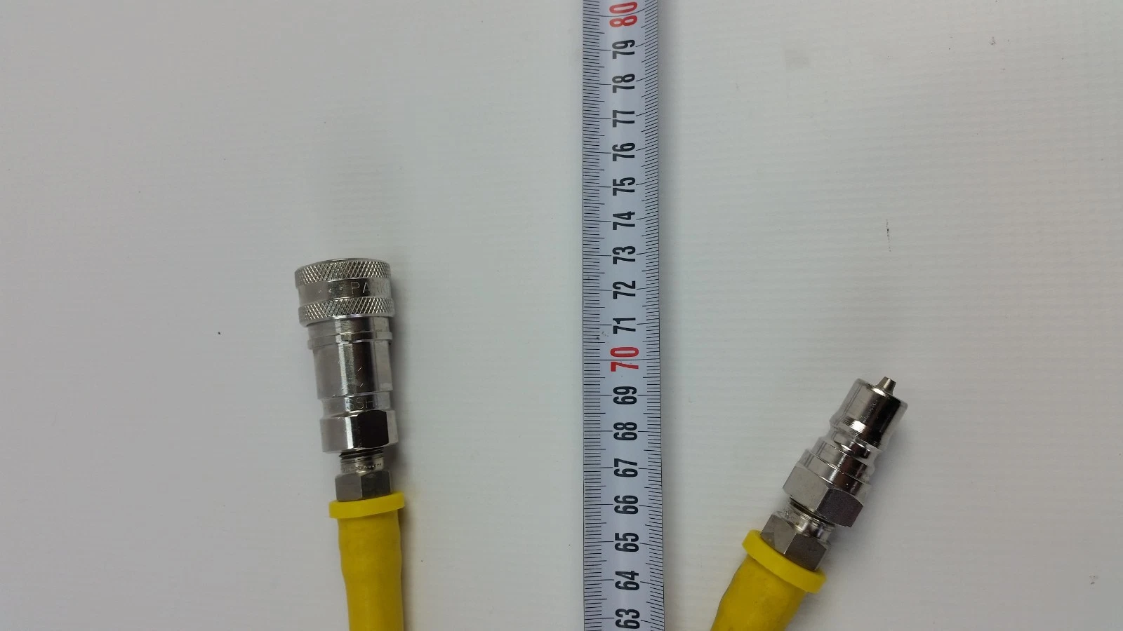 Coupling ends of the hose pair at the 70 cm mark on the tape