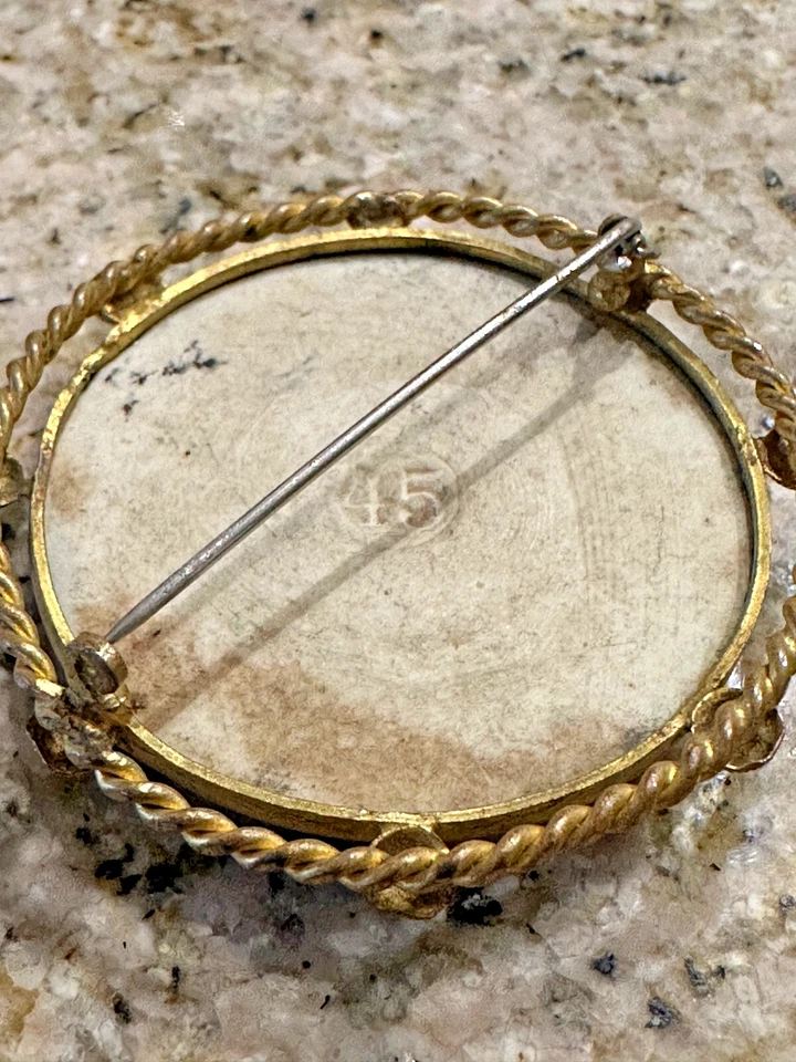 Broche estilo vintage con diseño de gallo, cuerda circular porcelana negra Foto 4 de 4