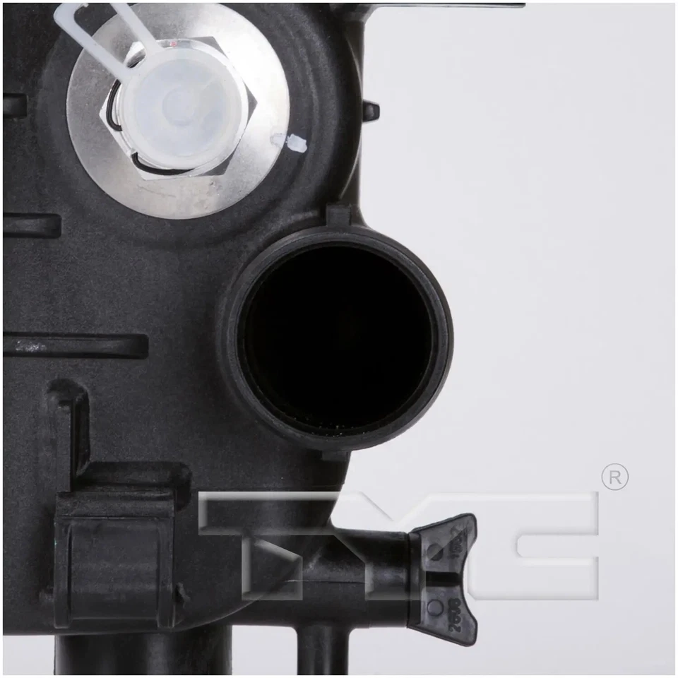 Conjunto de radiador TYC 13398 para modelos seleccionados de Cadillac Chevrolet GMC 14-20 Foto 3 de 4