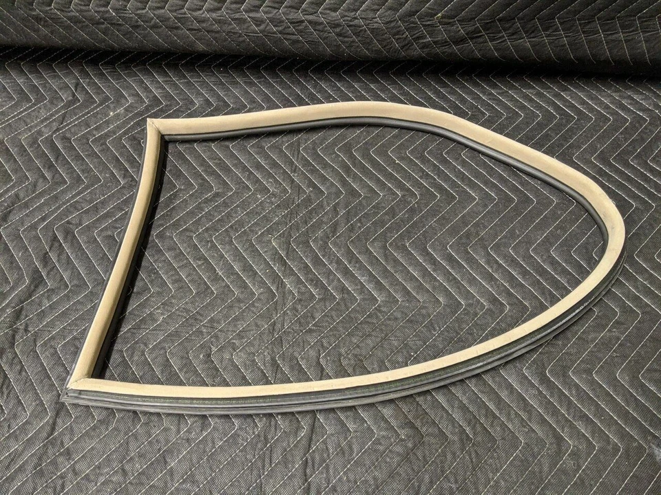 Junta de janela traseira BMW E46 3-Series M3 Coupe bege claro 51368252623 - Imagem 2 de 4