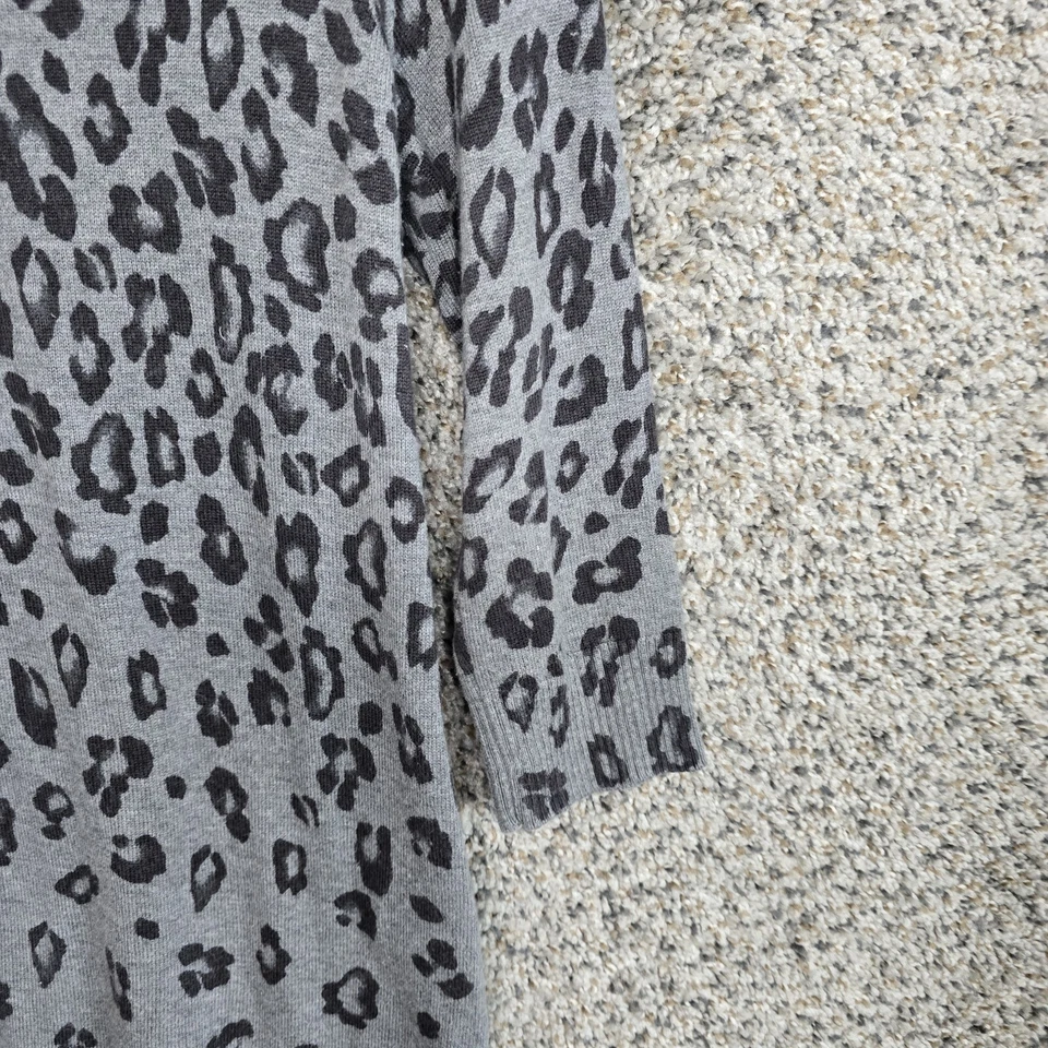 Top para mujer White House Black Market pequeño gris estampado animal tejido imitación cuero Foto 2 de 4