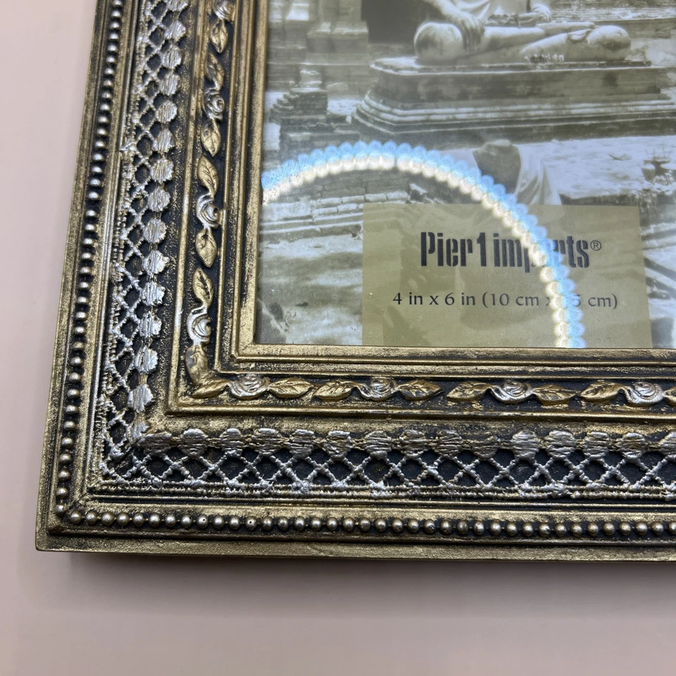 Marco de madera Pier 1 Imports con desplazamiento dorado ornamentado para foto de 4" x 6" Foto 2 de 3