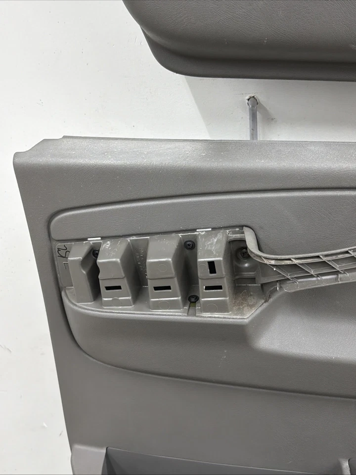 Комплект дверных панелей 03–14 Chevy Express GMC Savana 2500 3500 серый от оригинального производителя - Изображение 3 из 4