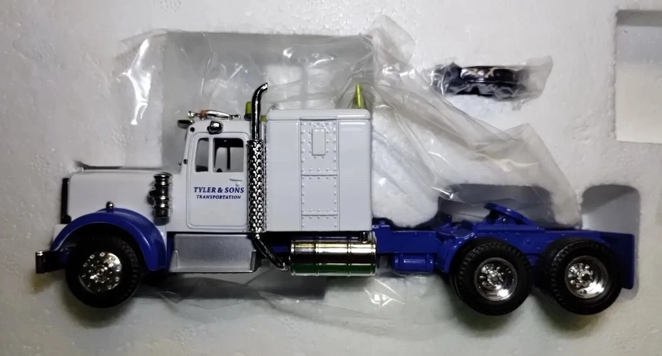 Corgi US24903 ~ Kenworth W925 PCC Streetcar on 5-Axle Lowboy 1:50 Scale Diecast - Image 3 of 4