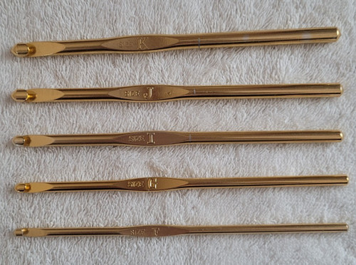 Preowned Set of 5 Gold Made in Japan Inline Metal Crochet Hooks K,J,I,G, and F