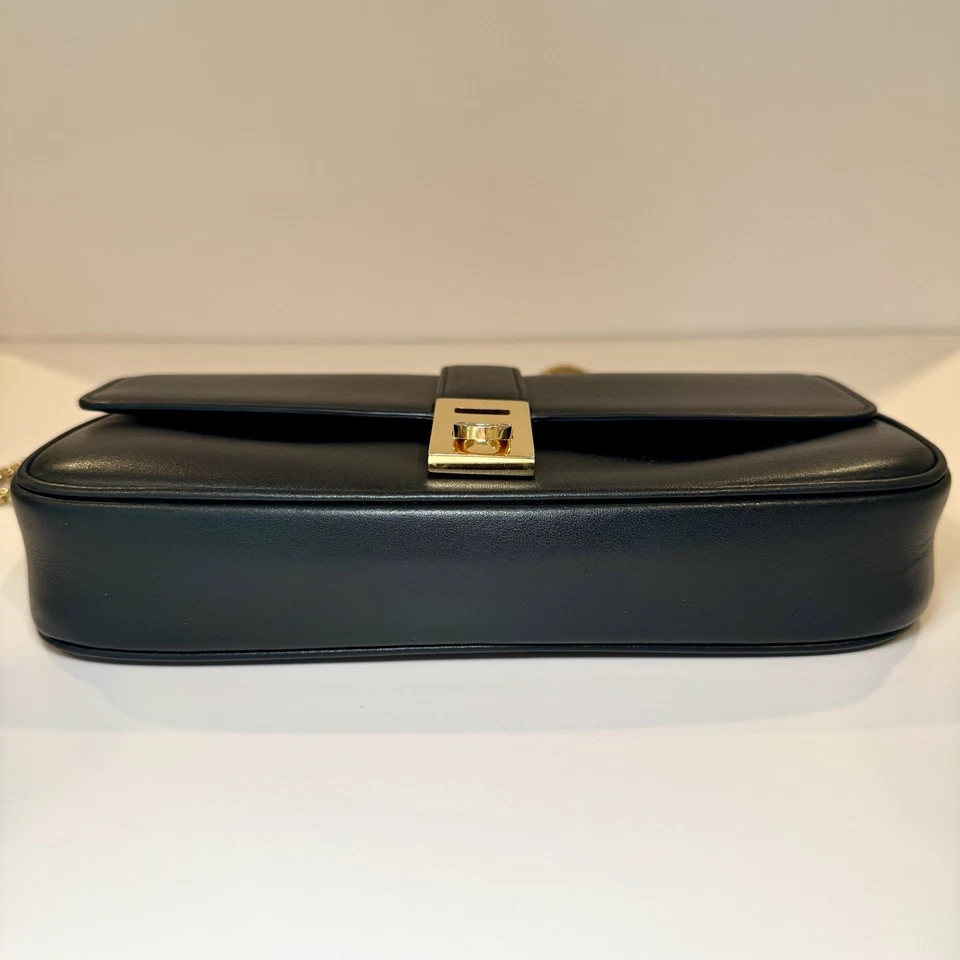 Mini bolso bandolera Salvatore Ferragamo Gancini en piel de becerro negra con cadena dorada Foto 4 de 4