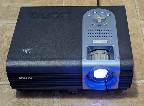 BenQ DLP Video Projector - PB6210 – Works - Comes with Case - 第 1/7 張圖片