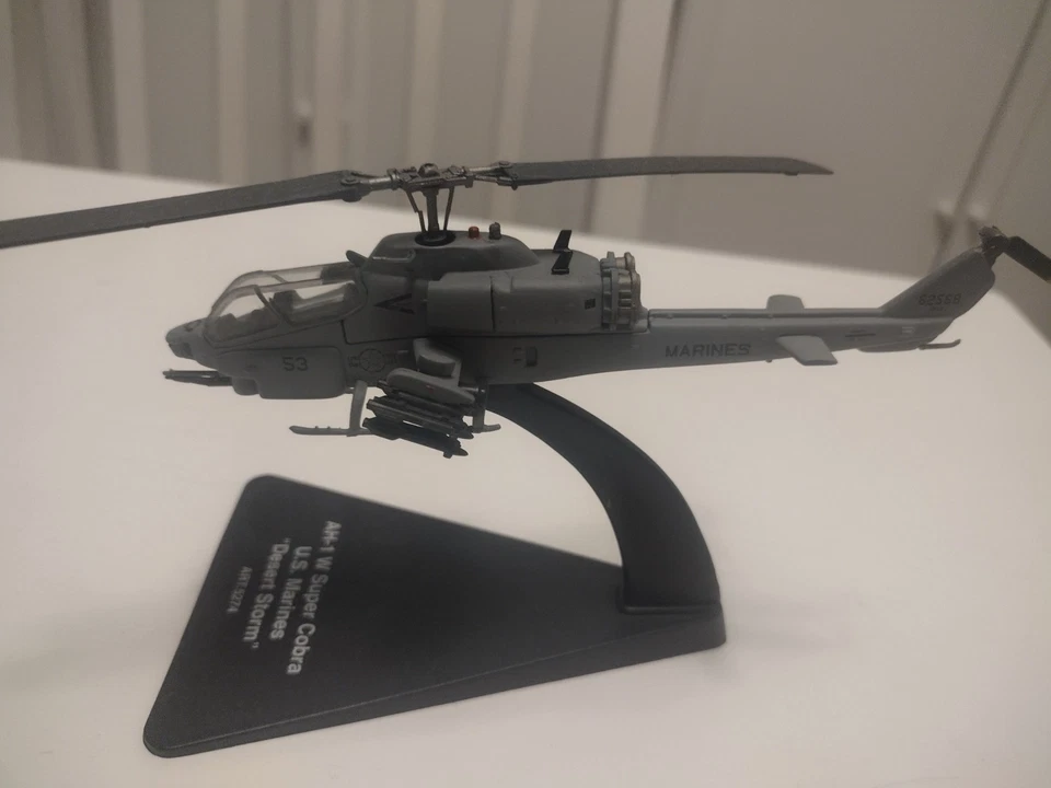 Armour Collection escala 1:100 USMC AH-1W Super Cobra (Armadura #5274), USADO/QUEBRADO - Imagem 3 de 4