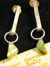 paire de boucles d'oreilles goutte caserne lilly en argent massif avec pierres vertes