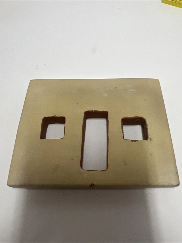 Casa Pueblo con fachada extraíble arrodillada mujer hecha a mano por Percingula Tosa Foto 4 de 4