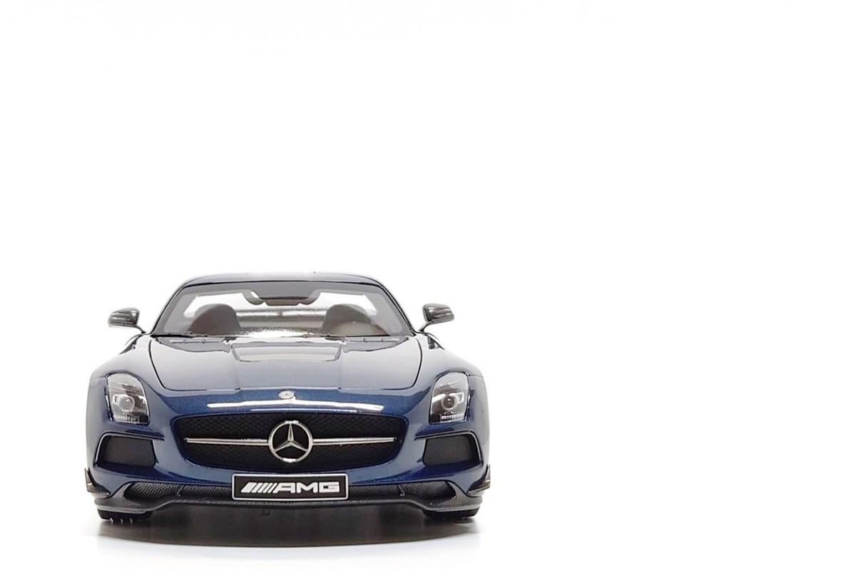 Minichamps 1:18 Mercedes-Benz SLS AMG Black Series in Daytona Blue