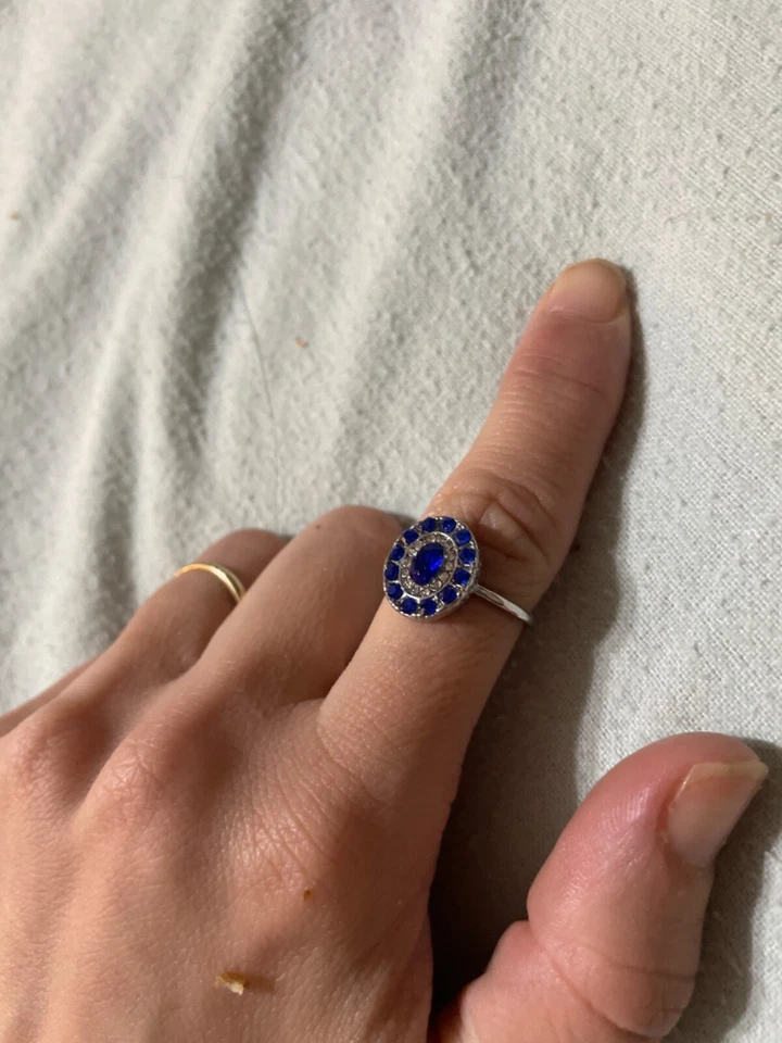 Anillo de zafiro azul creado en laboratorio y pendientes de zafiro azul Foto 2 de 4