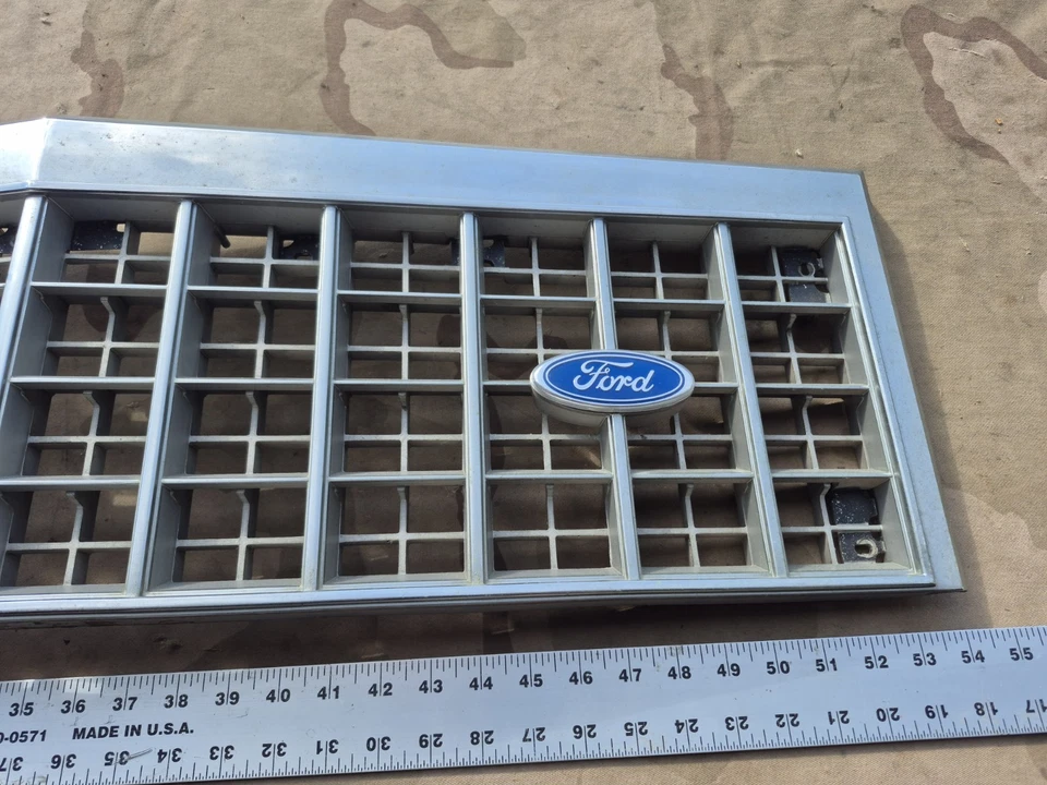 Parrilla Ford LTD 1980-1987 Crown Victoria OEM 81 82 83 84 85 86 87  Foto 4 de 4