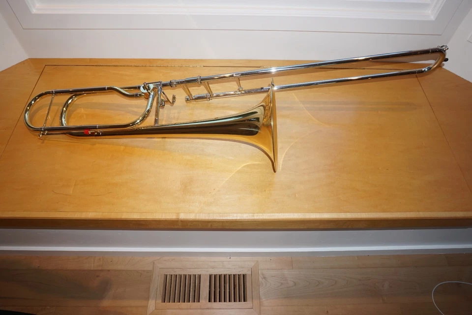 Trombón bajo Kanstul 1670 - impecable, poco tiempo de reproducción, latón amarillo Foto 4 de 4