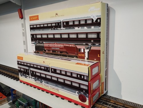 Hornby R2370 + 4197 "THE ROYAL TRAIN" Lok & 6 Reisezugwagen. | Zustand: Used