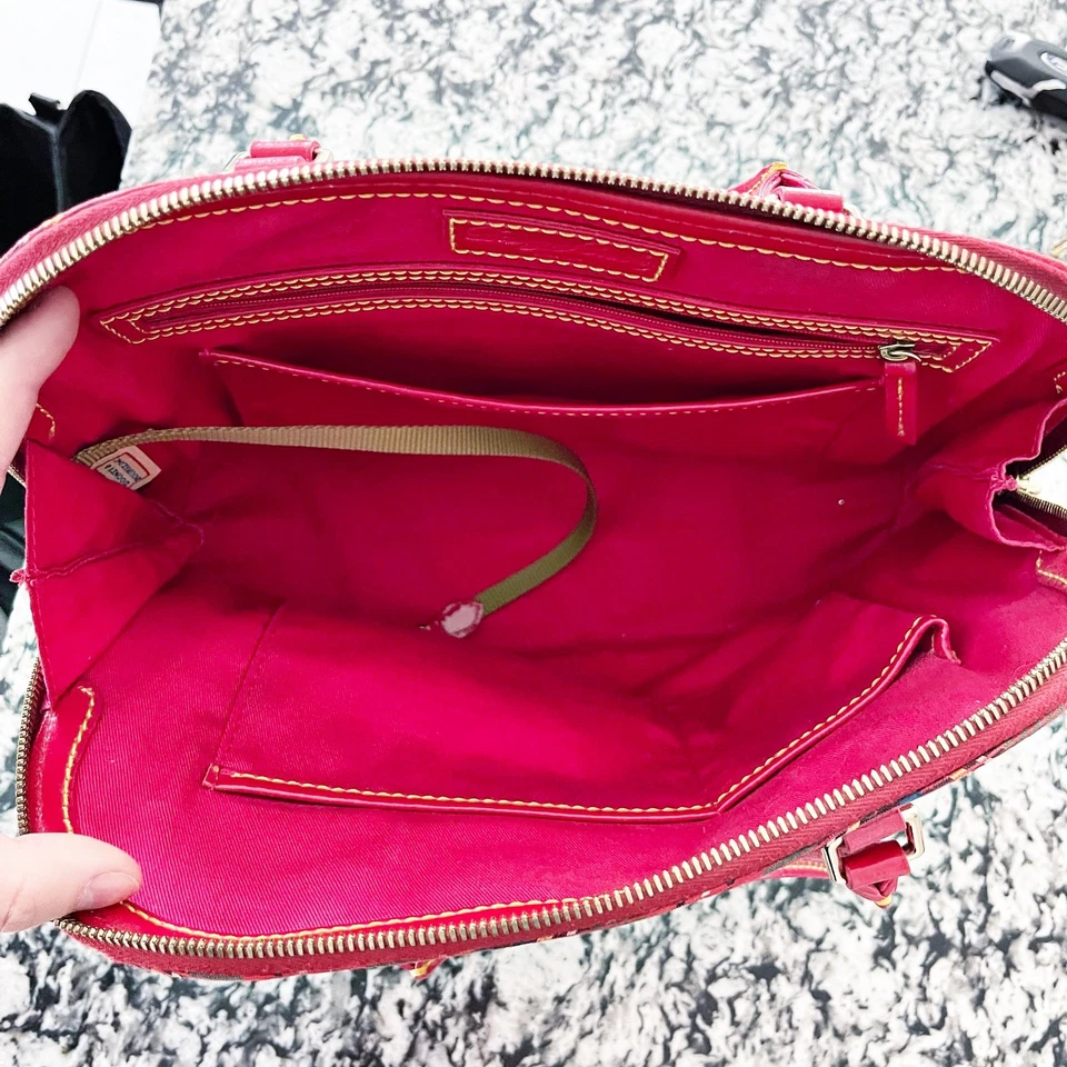 Bolso de Mano Dooney & Bourke Rojo Tartán Cuadros Asa Superior Usado en Excelente Condición $250 Foto 2 de 4