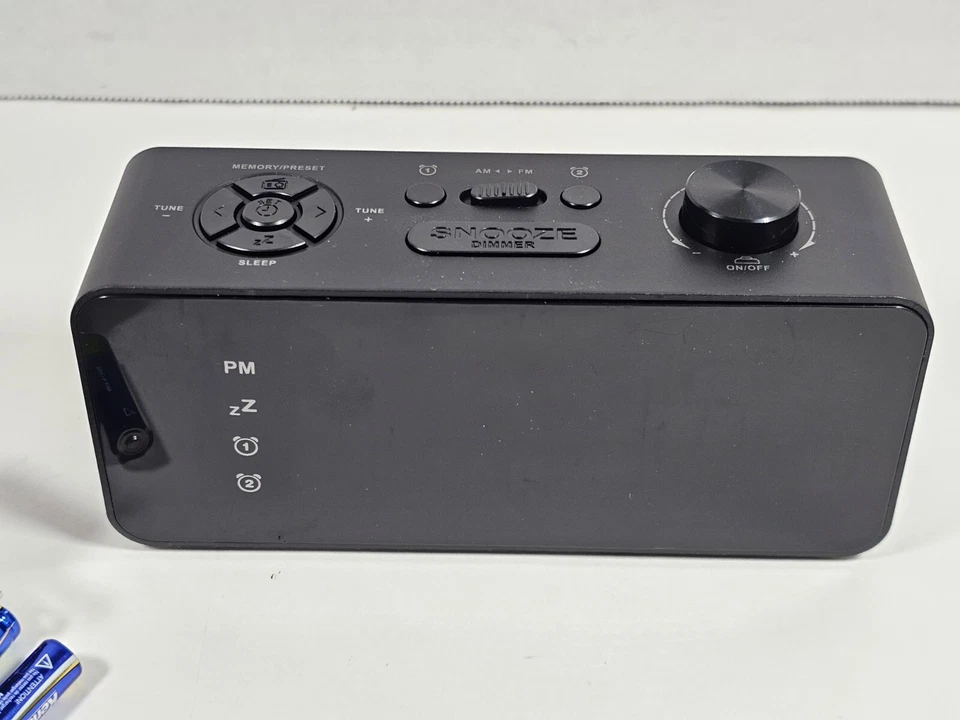 Reloj despertador doble radio AM/FM digital Insignia atenuador de 4 niveles - negro NS-ALCL24 Foto 3 de 4