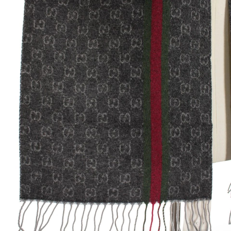 Gucci NUEVO CON ETIQUETAS 100 % cachemir monograma y bufanda a rayas talla única en gris/rojo/verde Foto 3 de 4