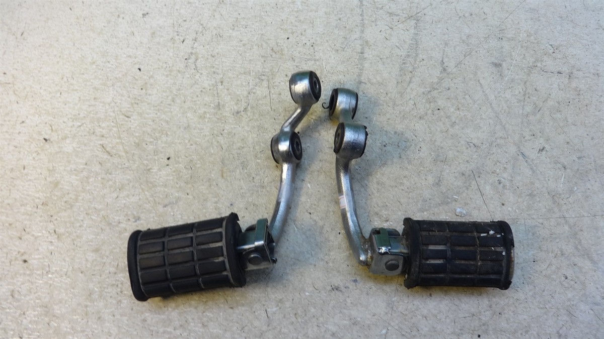 1982 Yamaha Virago XV750 Y557-1. front driver foot pegs and