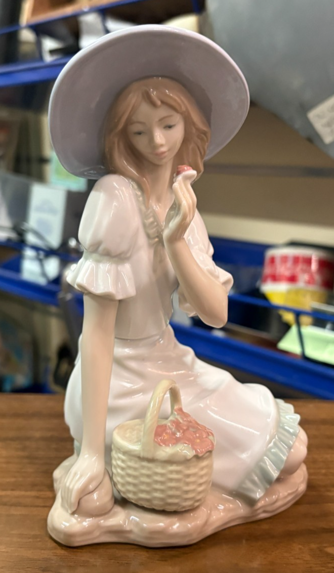 Lovely Rare Nao by Lladro Meadow Song Porcelain Figurine No 1365