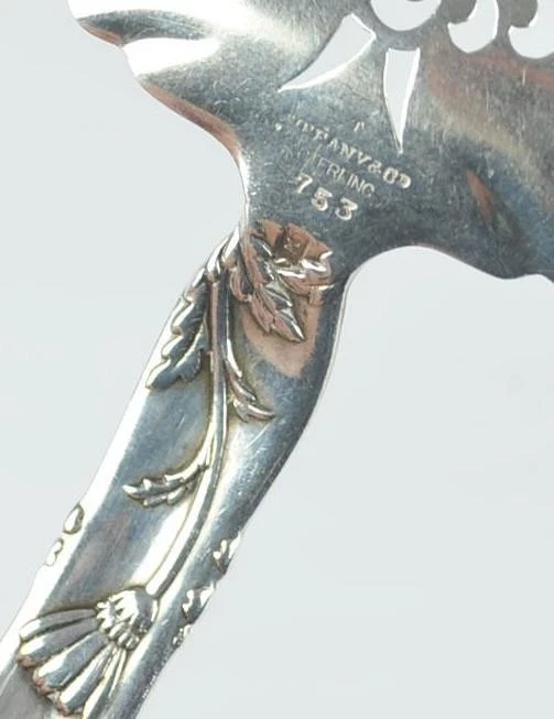 ANTIGUA CUCHARA BON BON CON PATRÓN DE MARGARITA DE VID ESTERLINA TIFFANY & CO - EDWARD C. MOORE Foto 4 de 4