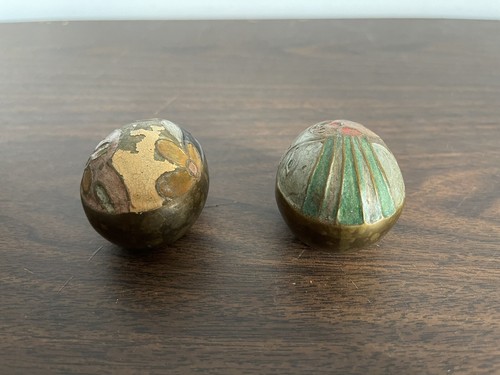 Par de huevos de latón pequeños pintados a mano pesados - Imagen 3 de 10