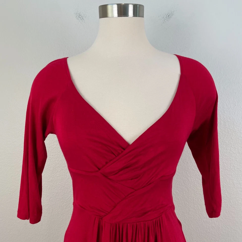 Vestido Feminino Velvet by Graham & Spencer Pequeno Vermelho Decote V Manga 3/4 Elástico - Imagem 2 de 4