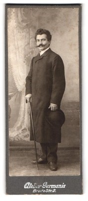 Fotografie Atelier Germania, Stuttgart, Breite Str. 2, Mann mit Hut und Stock 