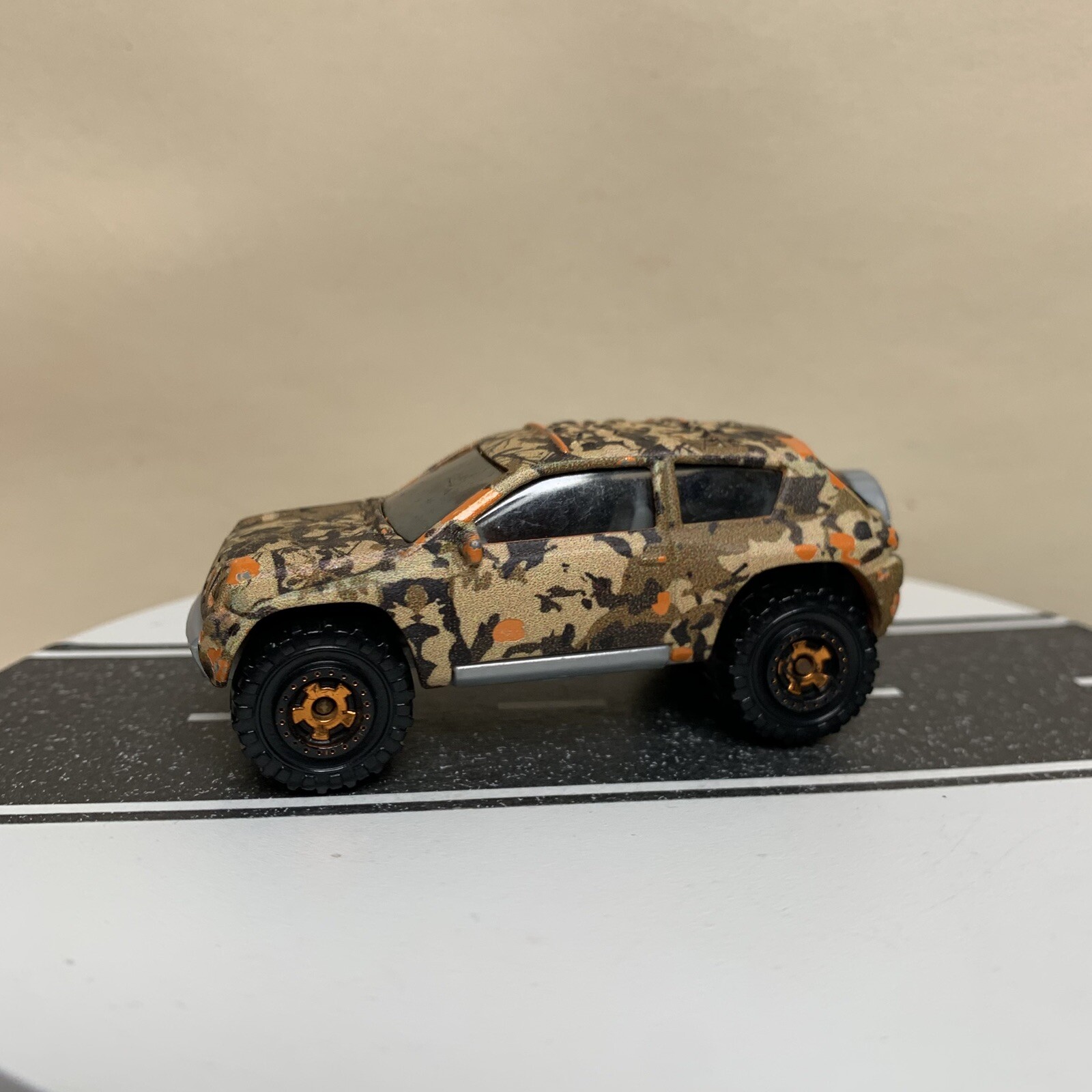 2016 Matchbox Camouflage Series Jeep Compass Concept SUV Lifted Tan Camo 1:59