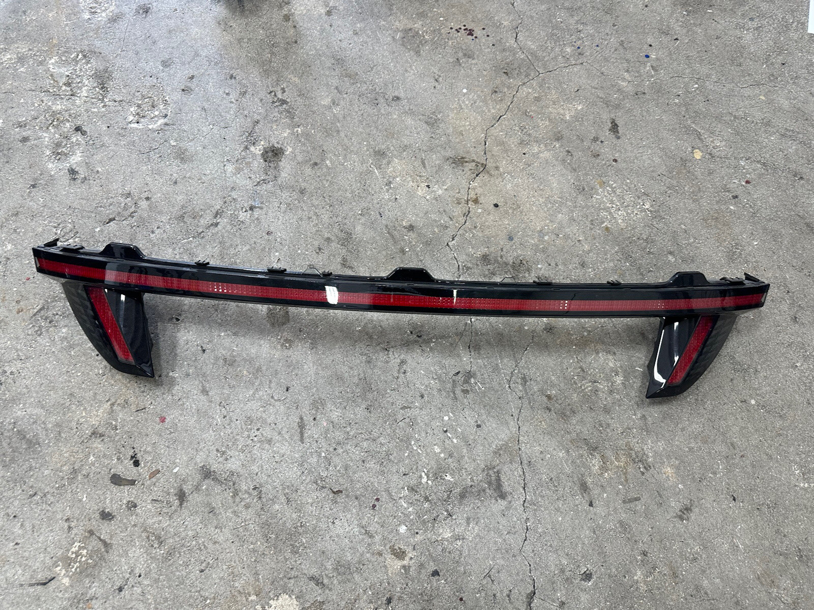92403-N9150 HYUNDAI TUCSON OEM Center Liftgate Taillight 22 23 24 