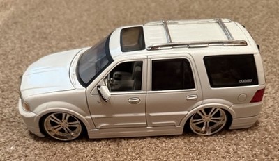 Jada Dub City 2003 White Lincoln Navigator Diecast 1/24 Scale