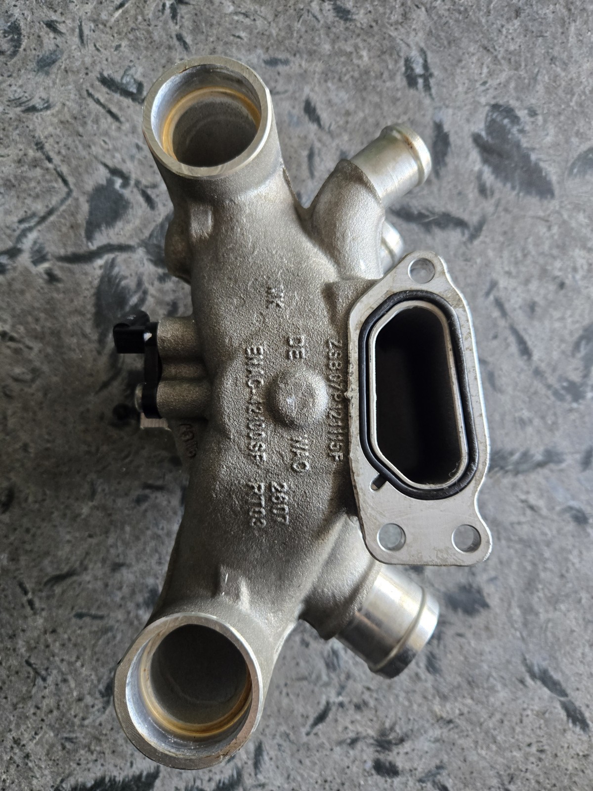 BENTLEY BENTAYGA 6.0 PETROL W12 COOLANT REGULATOR HOUSING THERMOSTAT
